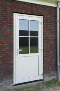 witte achterdeur van kunststof