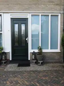 Kunststof kozijnen sierpaneel voordeur Oosterwolde
