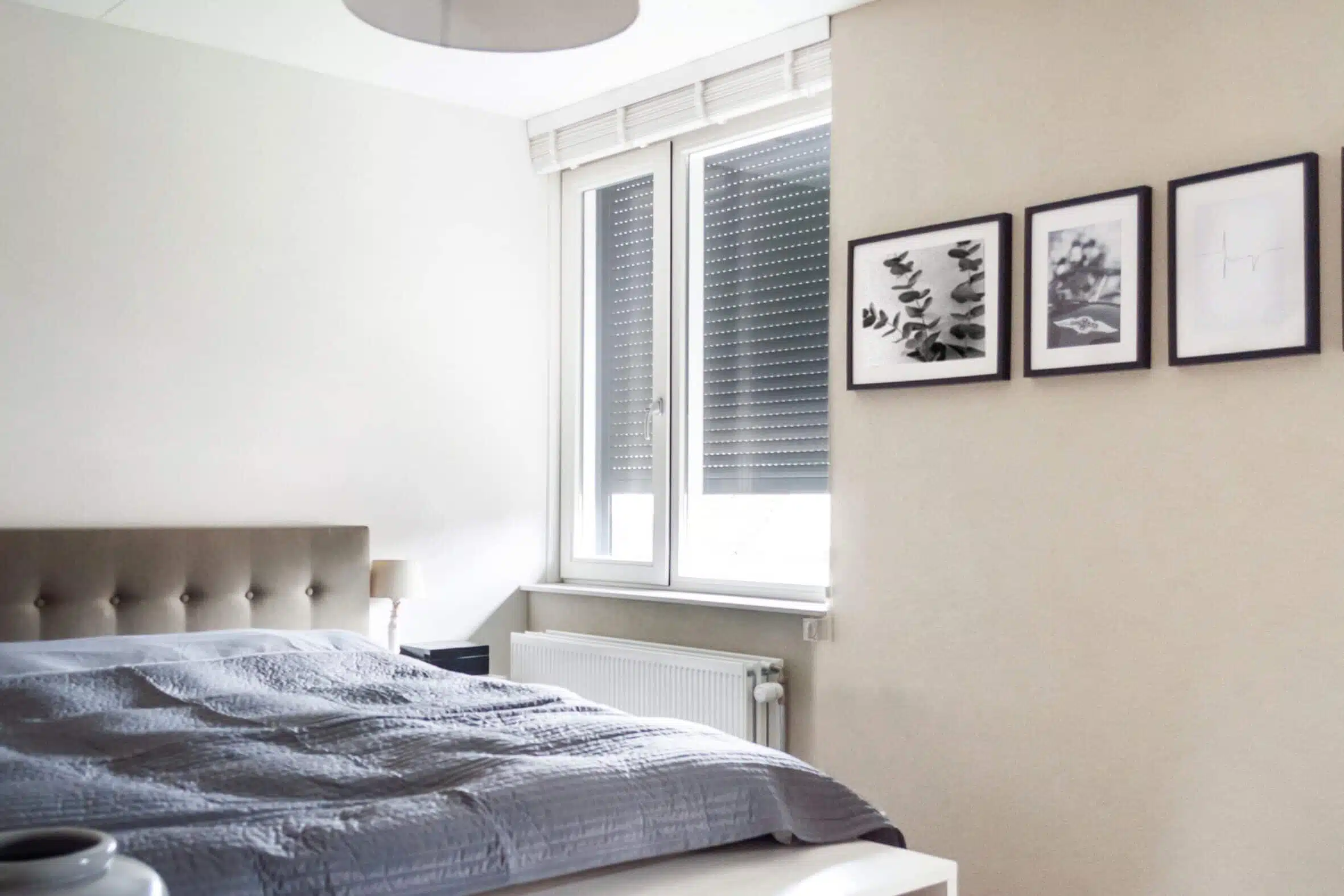 Verduisterende rolluiken aan de buitenzijde van een slaapkamer 