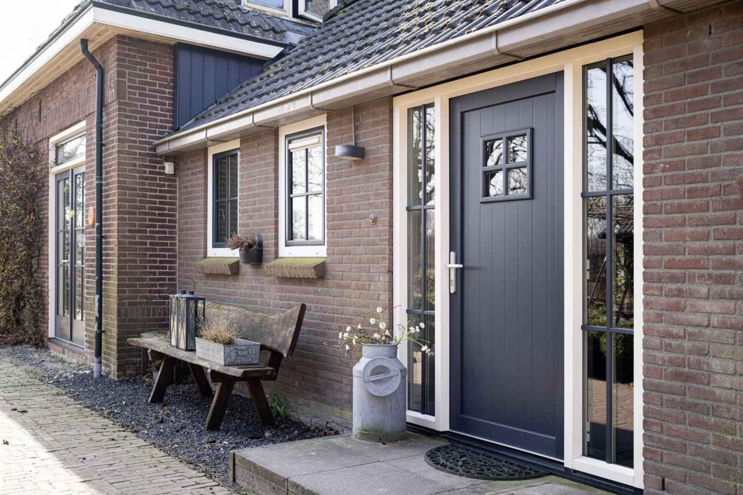 Duurzame kunststof voordeur in antraciet bij een landelijke woning