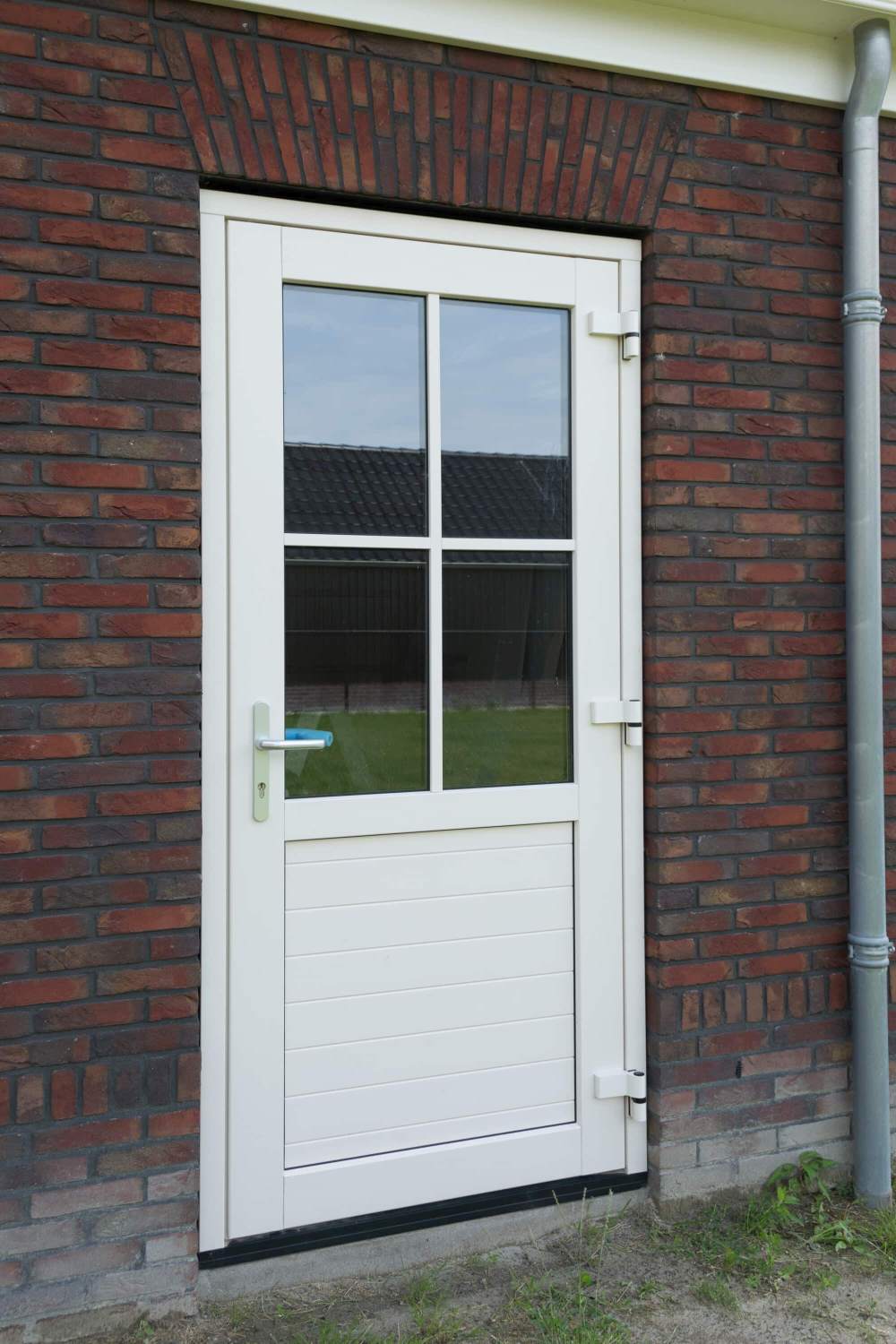 Voorbeeld van witte kunststof achterdeur met landelijke uitstraling