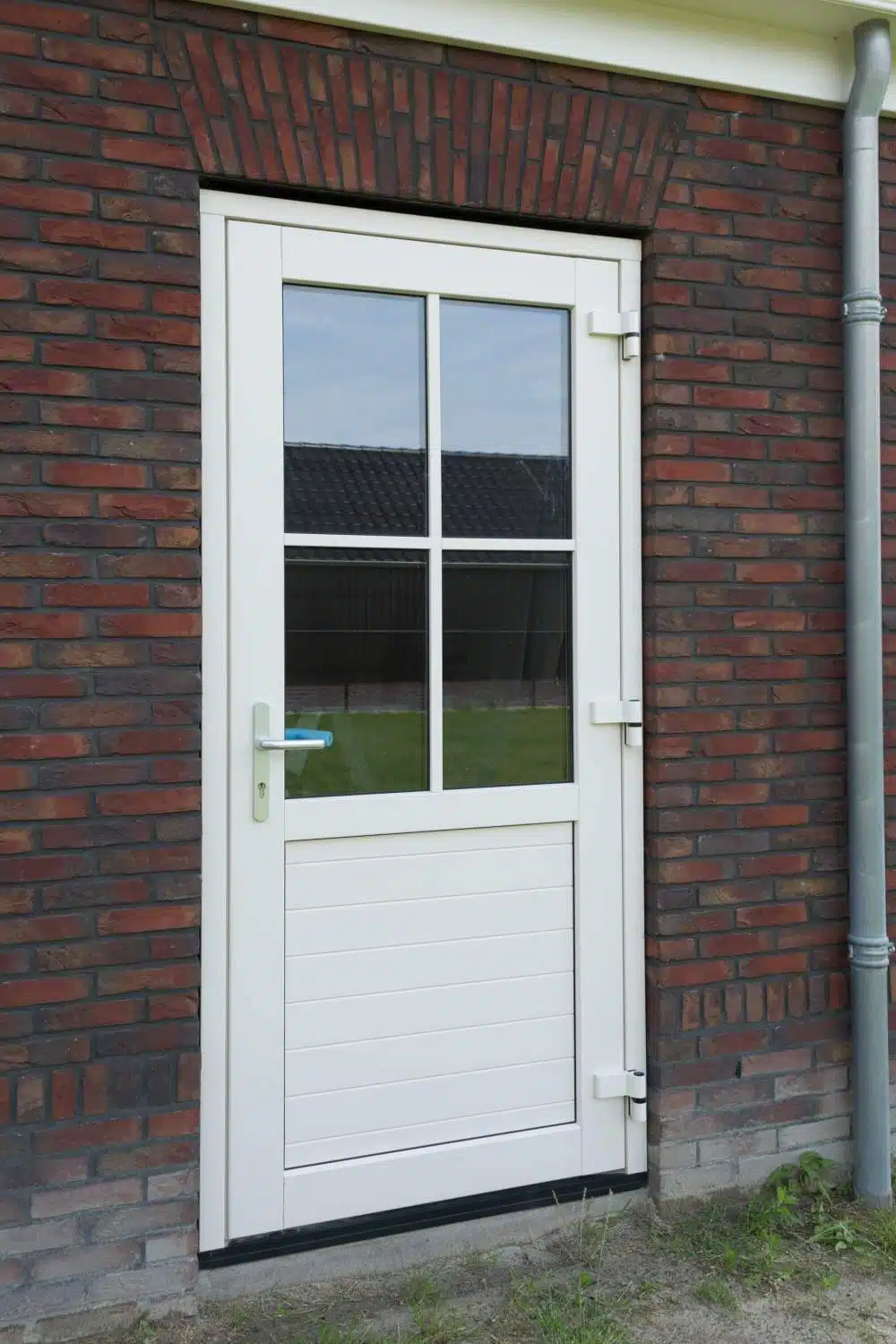 Voorbeeld van witte kunststof achterdeur met landelijke uitstraling