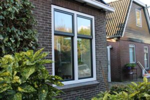 Onderhoudsarme vast glas kozijnen in witte uitvoering bij woning in Friesland