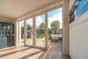 Witte kunststof schuifdeuren voor veel licht en isolatie in huis