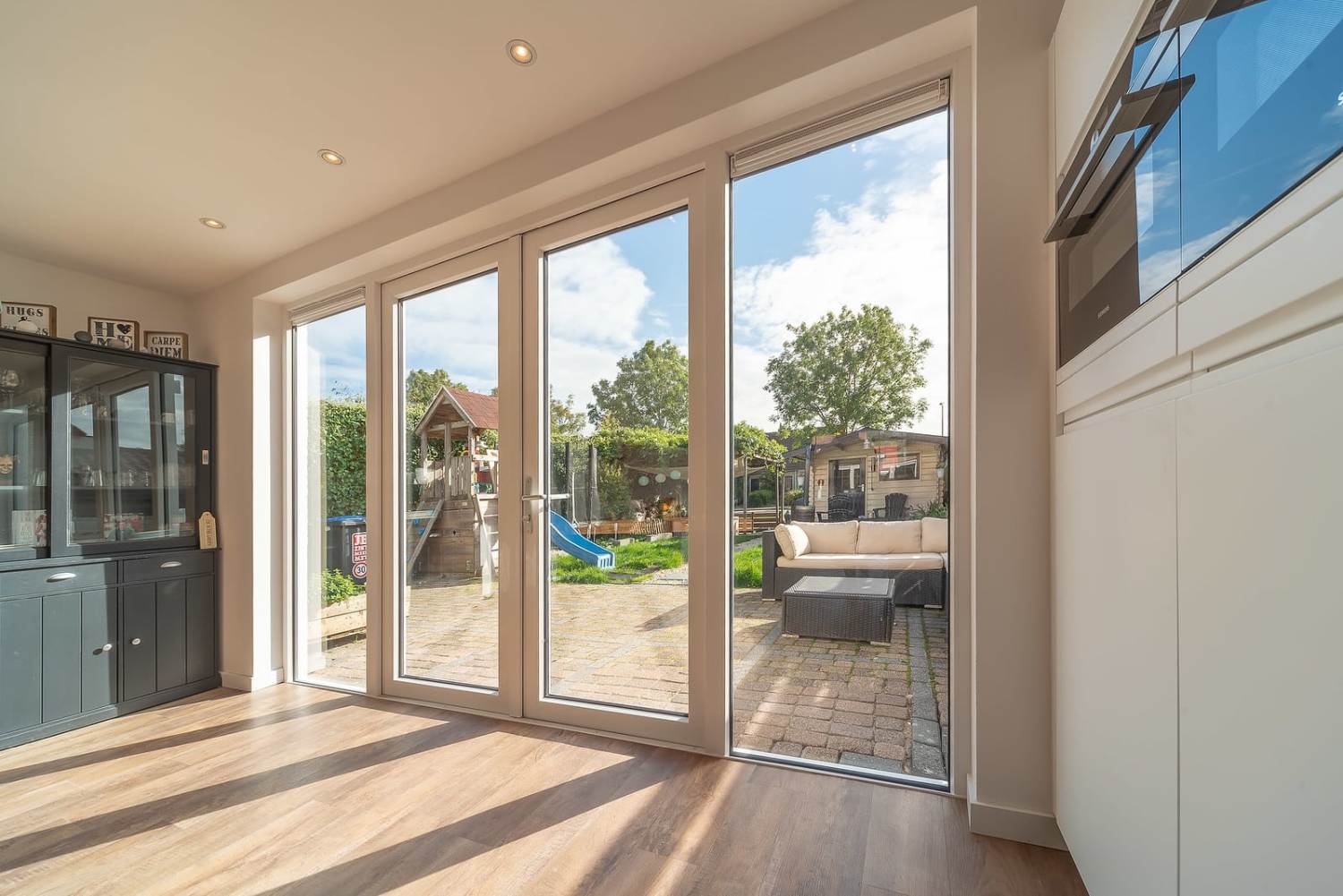 Witte kunststof schuifdeuren voor veel licht en isolatie in huis