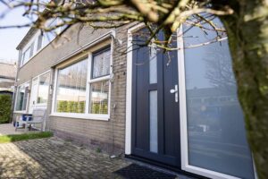Moderne kunststof voordeur in antracietkleur geplaatst door Markant Kozijnen