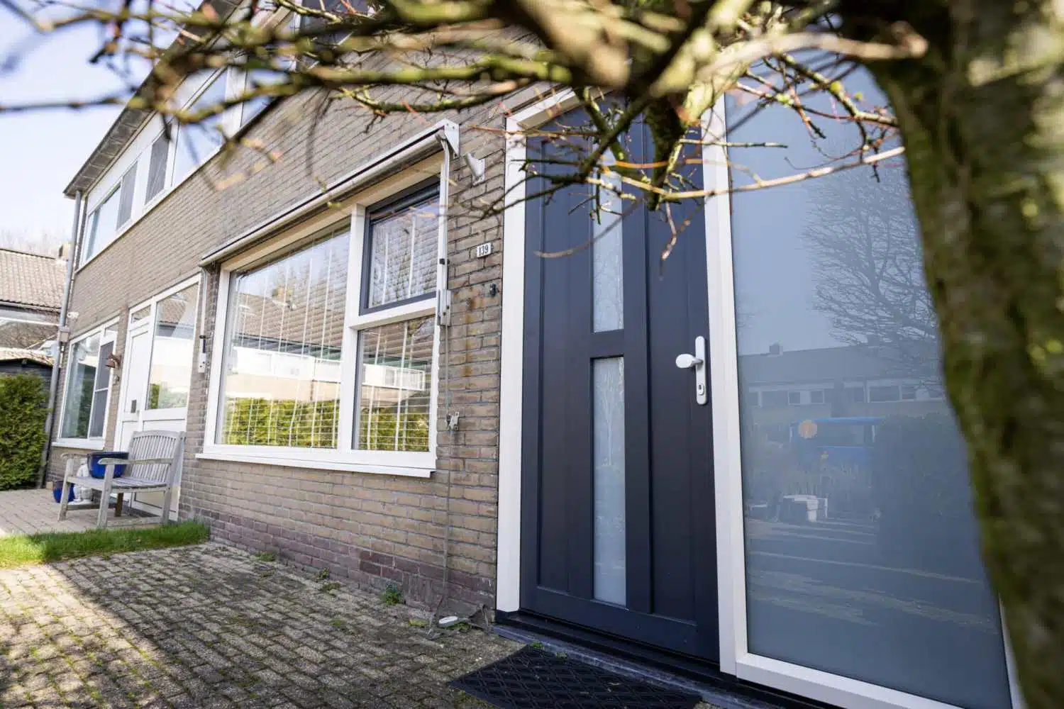 Moderne kunststof voordeur in antracietkleur geplaatst door Markant Kozijnen