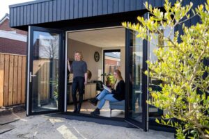 Twee vrouwen bij openslaande kunststof kozijnen met vast glas