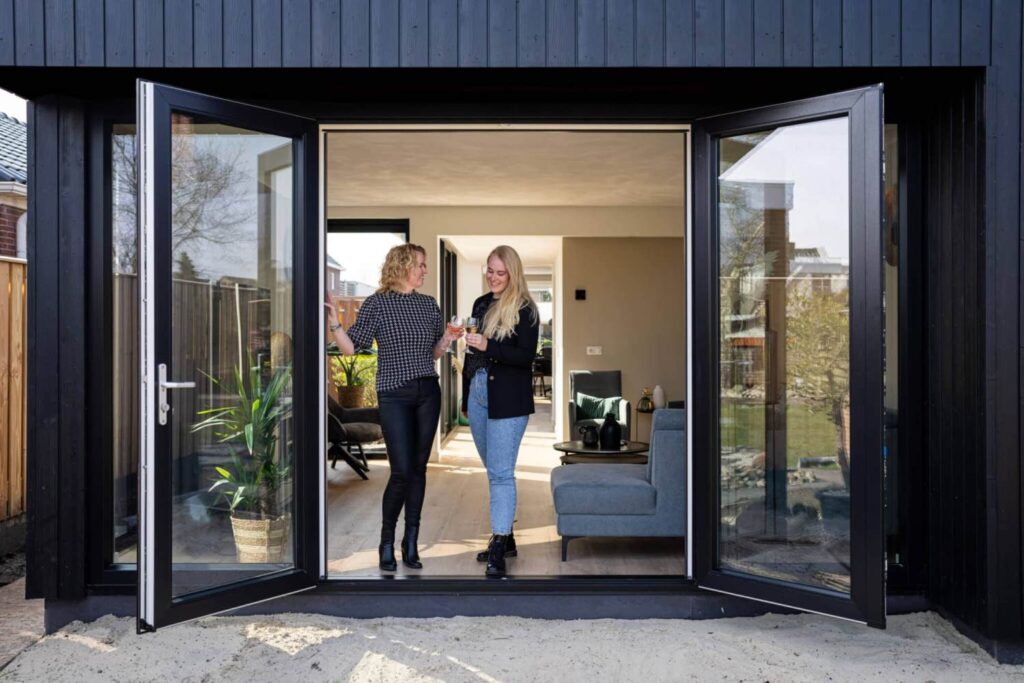 Twee vrouwen bij kunststof tuindeuren met moderne uitstraling