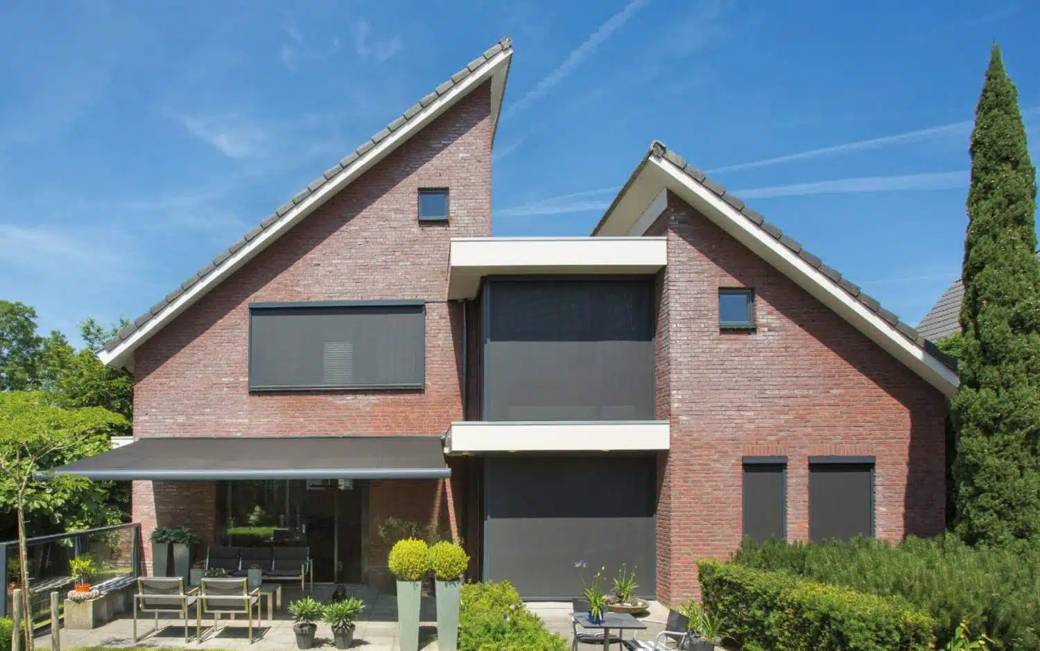 Moderne woning met grote ritsscreens geplaatst door Markant Kozijnen