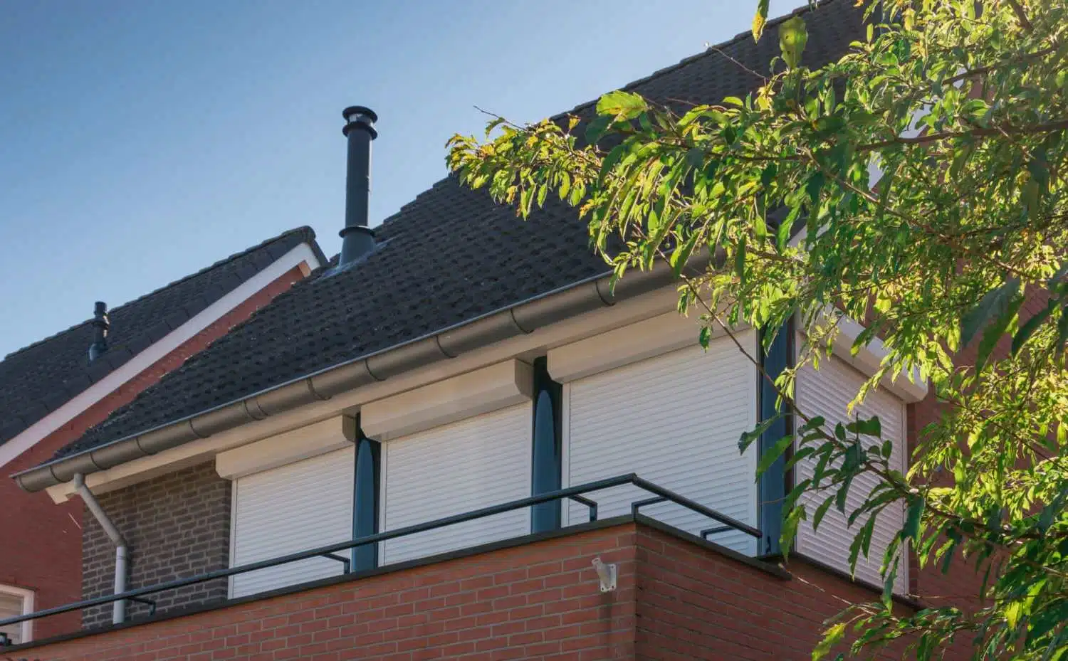 Bescherming tegen zon en kou met witte rolluiken