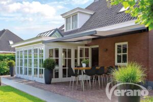 Terrasoverkapping met geïntegreerde zonwering