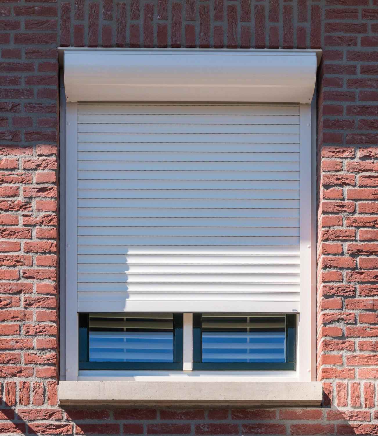 Witte rolluiken als zonwering bij woning in Friesland