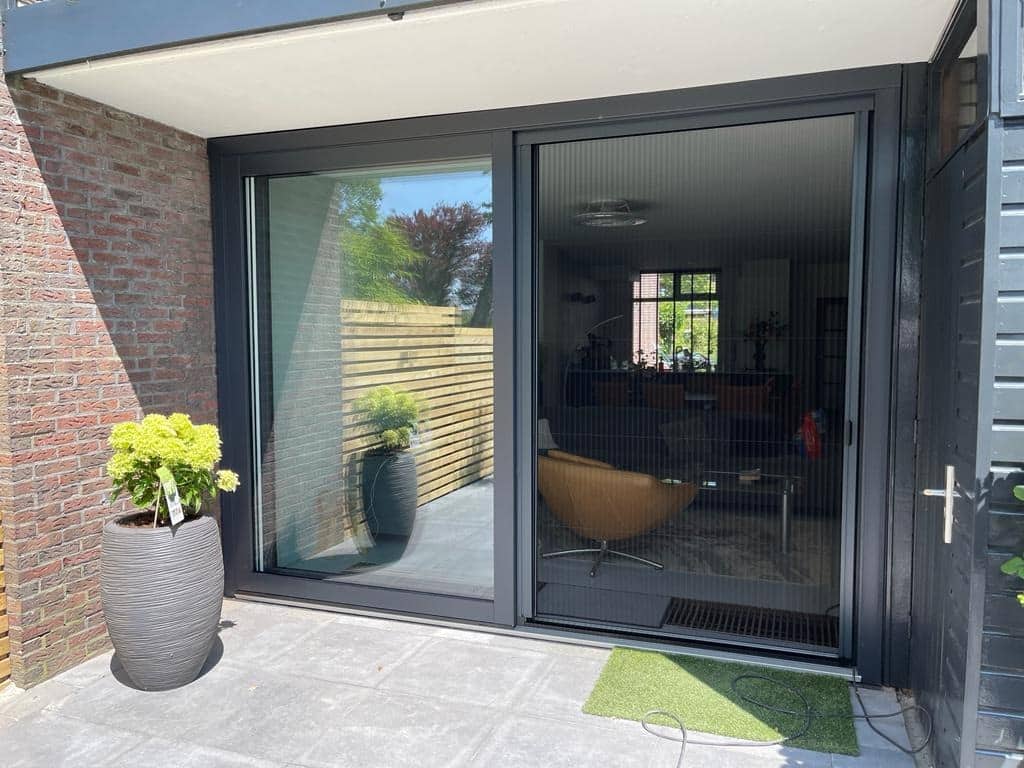 Antraciet kunststof schuifpui met hor voor terras