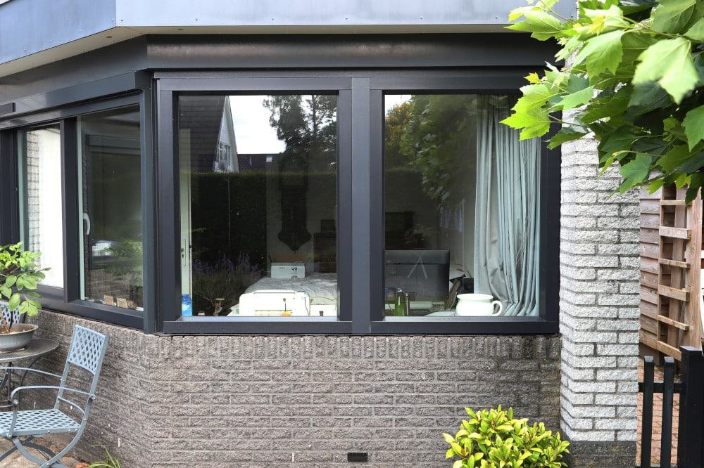 Antraciet kunststof kozijnen voorgevel renovatie