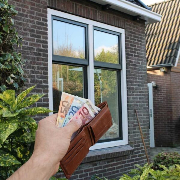 Subsidievoordeel bij kunststof kozijnen zichtbaar met geld en nieuw raam