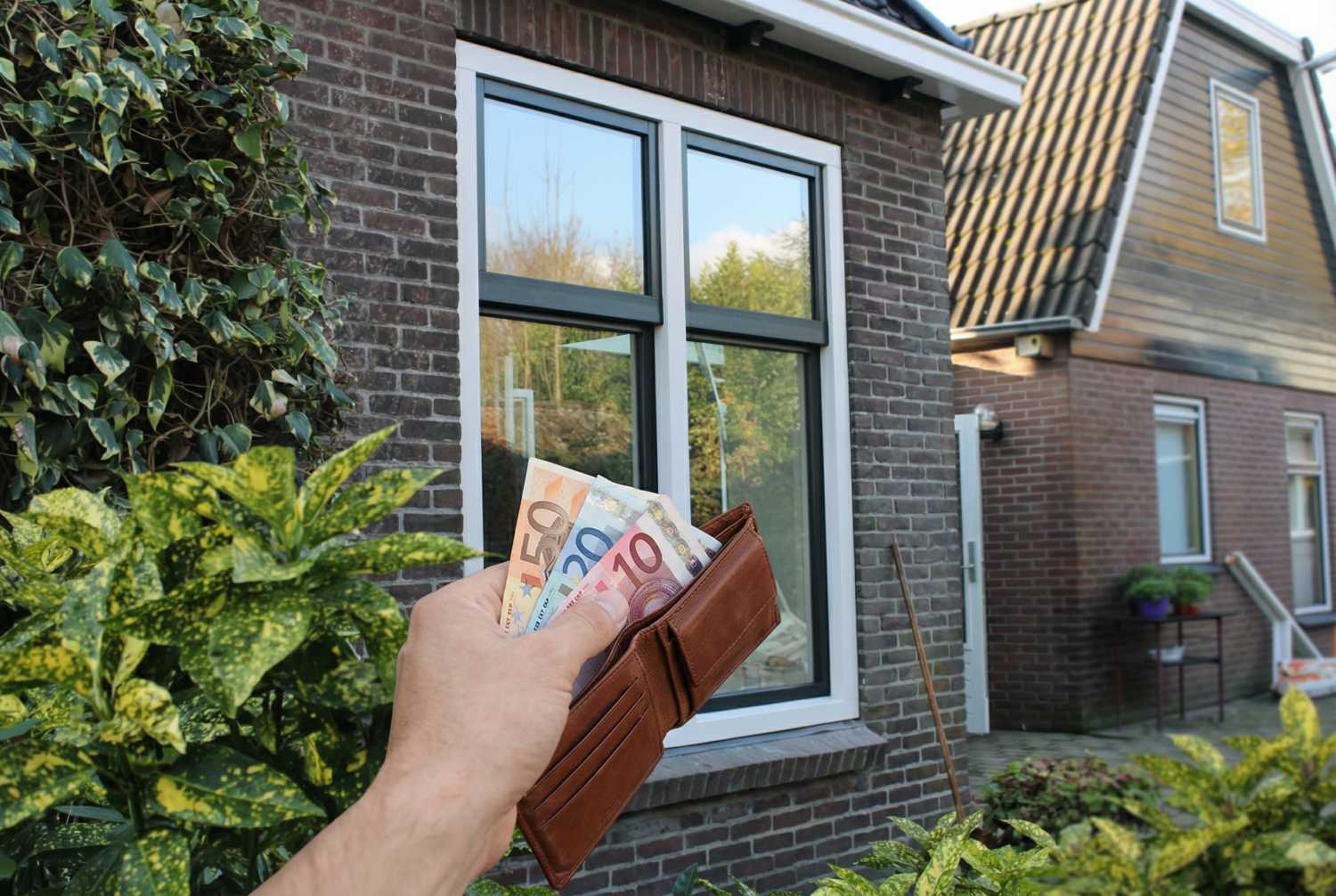 Subsidievoordeel bij kunststof kozijnen zichtbaar met geld en nieuw raam