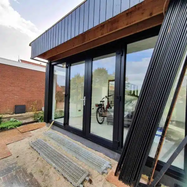 Zwarte kunststof kozijnen