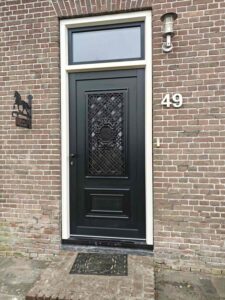 Voordeur met sierpaneel en kunststof kozijn in Makkinga, klassieke uitstraling met moderne isolatie