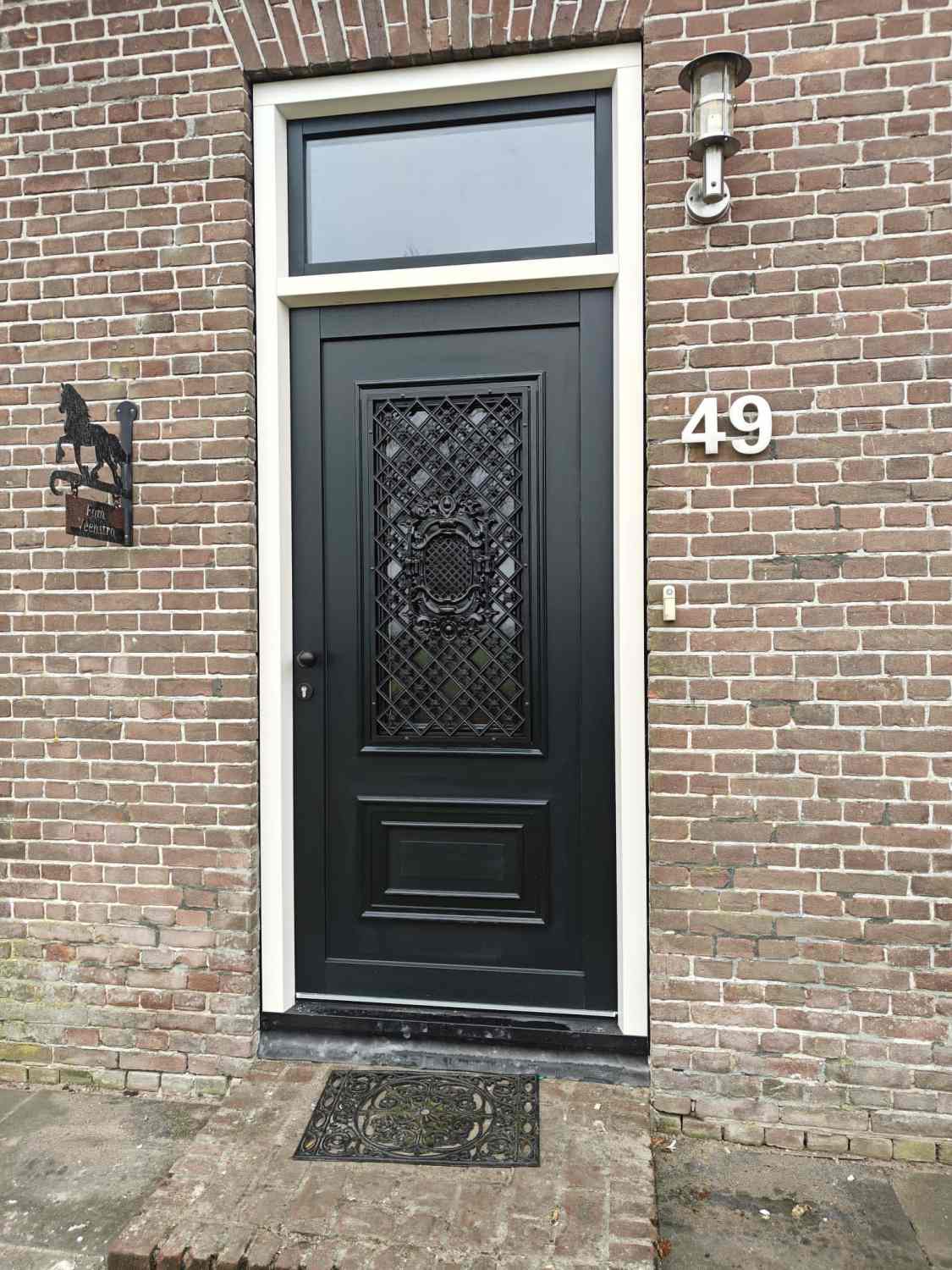 Voordeur met sierpaneel en kunststof kozijn in Makkinga, klassieke uitstraling met moderne isolatie