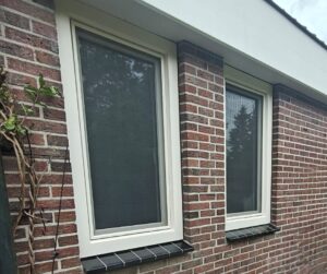 Detail van crème kunststof kozijnen in Leek voor duurzame en verzorgde afwerking