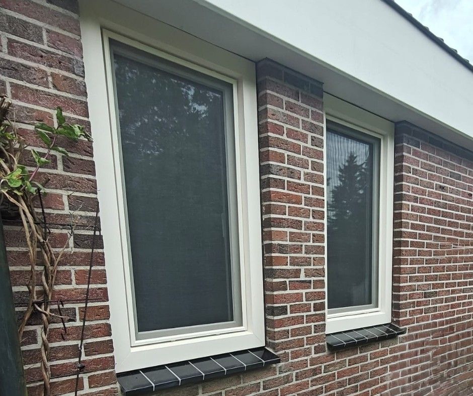 Detail van crème kunststof kozijnen in Leek voor duurzame en verzorgde afwerking