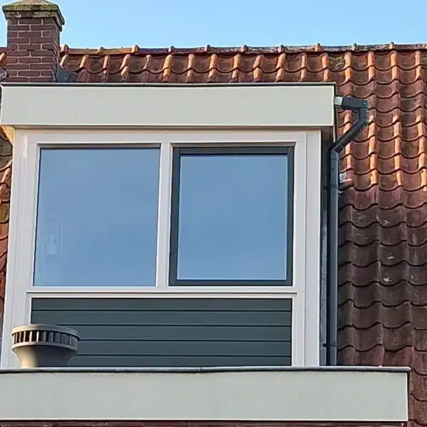 Dakkapel met kunststof kozijnen in crème nerf en dennengroen in Scharsterbrug voor warme uitstraling