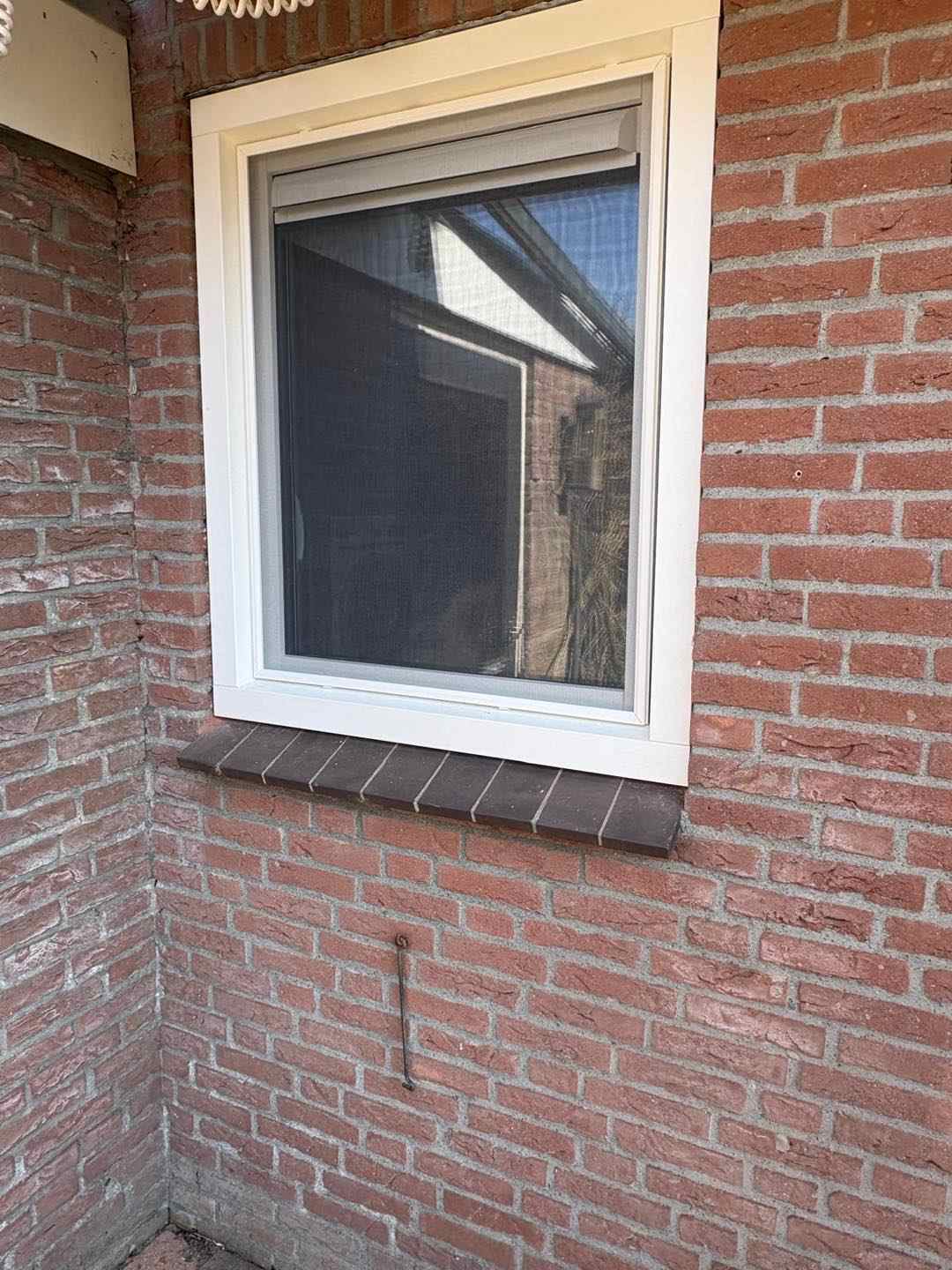 Detail van wit kunststof kozijn met raam in woning Appelscha, energiezuinige oplossing met strakke afwerking