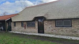 Gevel van woning in Waskemeer voorzien van kunststof kozijnen passend bij karakteristieke bouwstijl