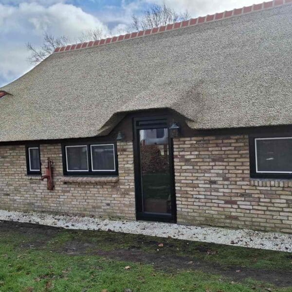 Gevel van woning in Waskemeer voorzien van kunststof kozijnen passend bij karakteristieke bouwstijl