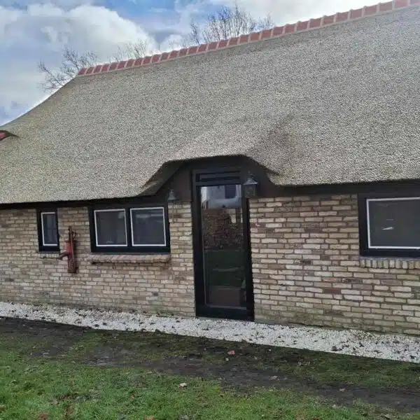 Gevel van woning in Waskemeer voorzien van kunststof kozijnen passend bij karakteristieke bouwstijl