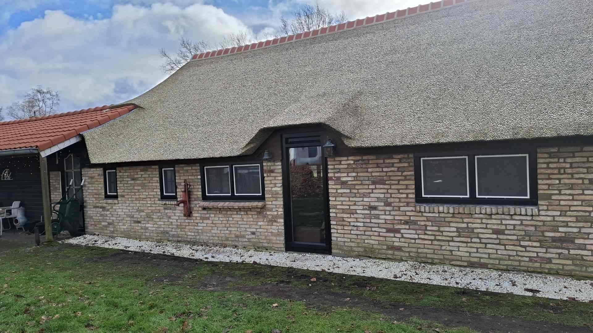 Gevel van woning in Waskemeer voorzien van kunststof kozijnen passend bij karakteristieke bouwstijl