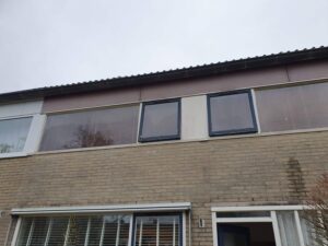 Bovenverdieping verouderde houten kozijnen