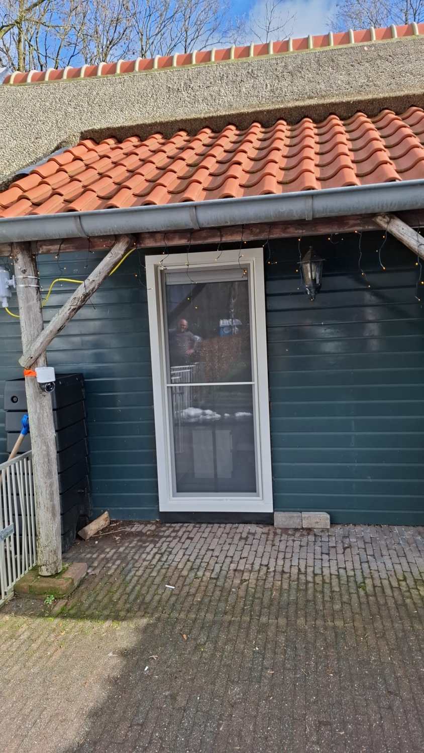 Achterdeur met kunststof kozijn in Waskemeer