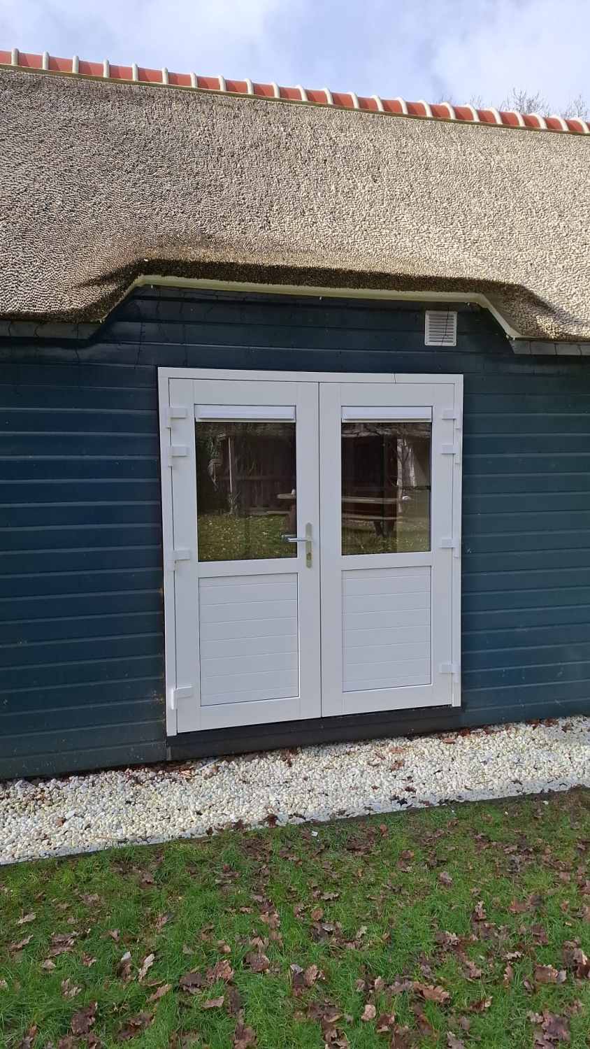 Schuur met kunststof dubbele deuren in Waskemeer