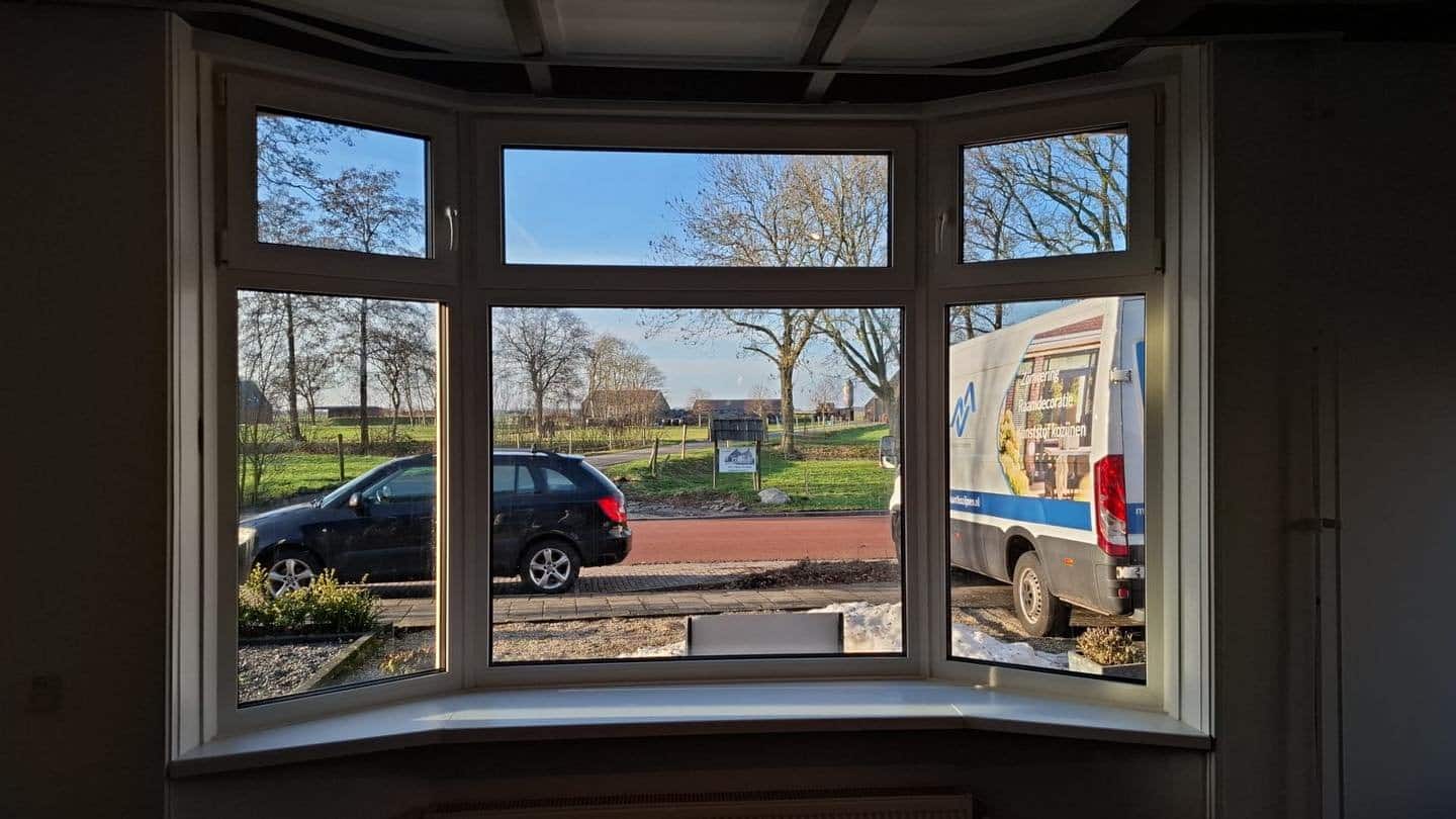 Kunststof erkerkozijnen in woning Scharsterbrug met grote ramen voor ruimtelijk en licht interieur
