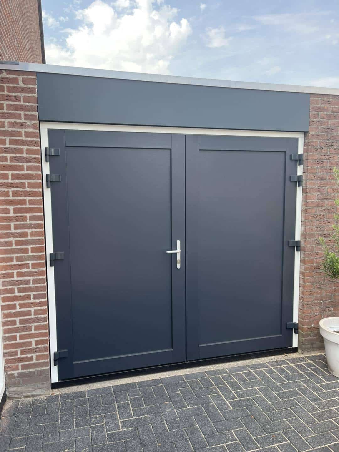 Garagedeur van kunststof met geïntegreerde loopdeur in Oosterwolde