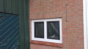 Kelderraam met kunststof kozijn in Boijl