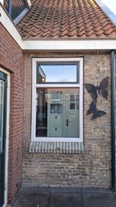 Kunststof raamkozijn in Scharsterbrug met crème afwerking en houtnerf voor authentieke uitstraling