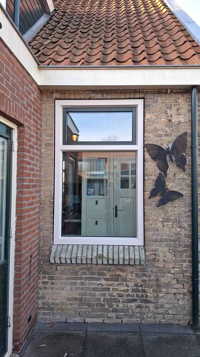 Kunststof raamkozijn in Scharsterbrug met crème afwerking en houtnerf voor authentieke uitstraling