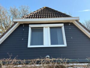 Kunststof kozijnen op bovenverdieping met ritsscreens zonwering in Appelscha voor verkoeling en privacy