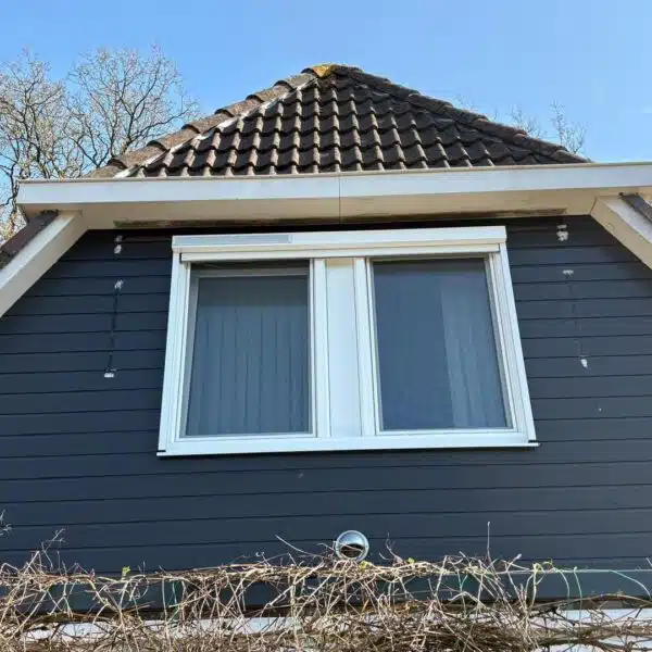 Kunststof kozijnen op bovenverdieping met ritsscreens zonwering in Appelscha voor verkoeling en privacy