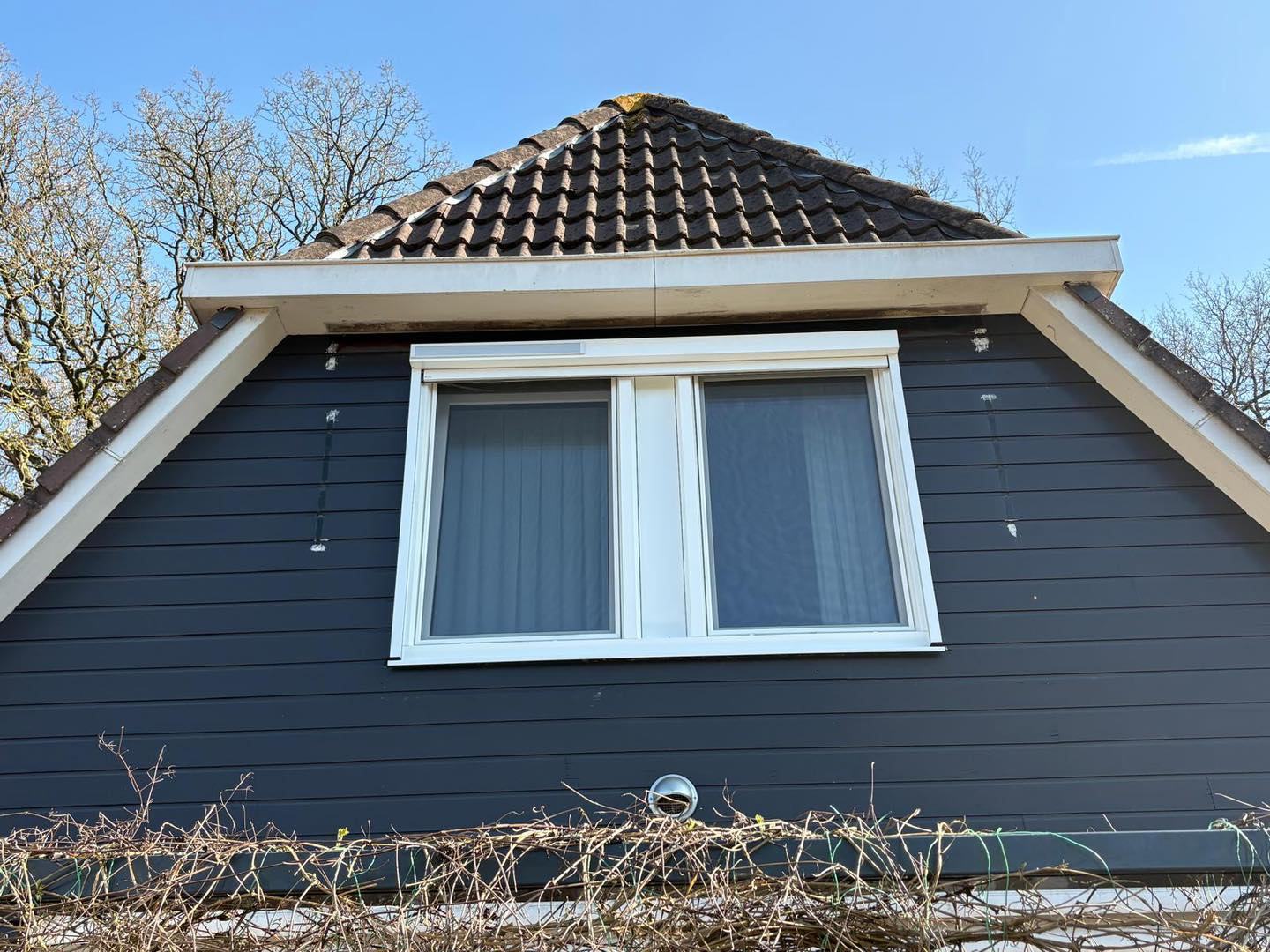 Kunststof kozijnen op bovenverdieping met ritsscreens zonwering in Appelscha voor verkoeling en privacy