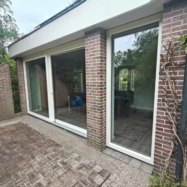 Gevel met kunststof bekleding en kozijnen in Leek