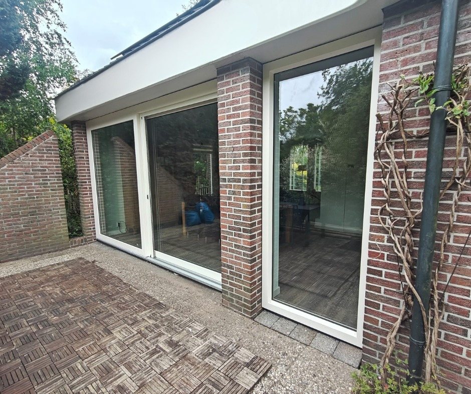 Gevel met kunststof bekleding en kozijnen in Leek