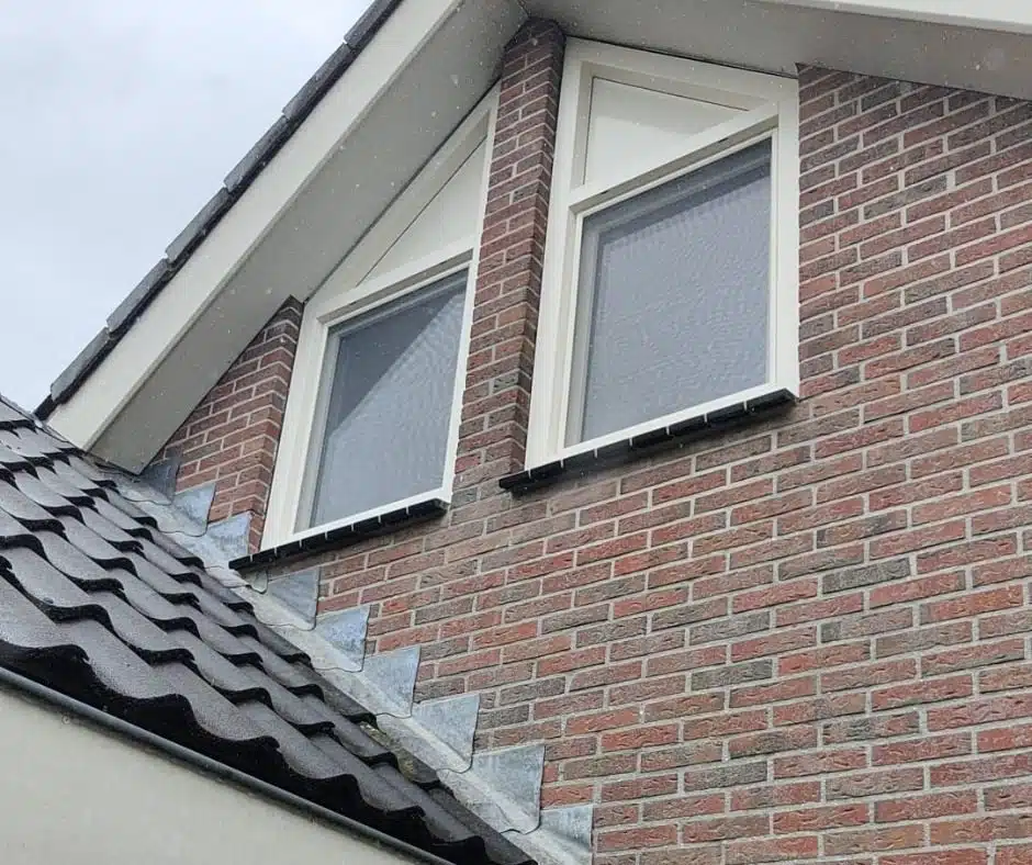 Gladde kunststof kozijnen in crème kleur op woning in Leek