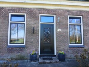 Authentieke gevel met kunststof kozijnen en sierlijke voordeur in Makkinga voor tijdloze uitstraling