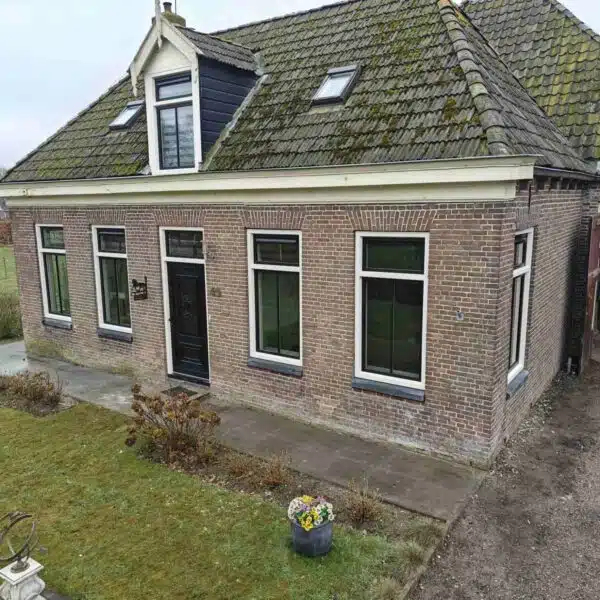 Authentieke woning in Makkinga met kunststof kozijnen in klassieke stijl en vernieuwde uitstraling