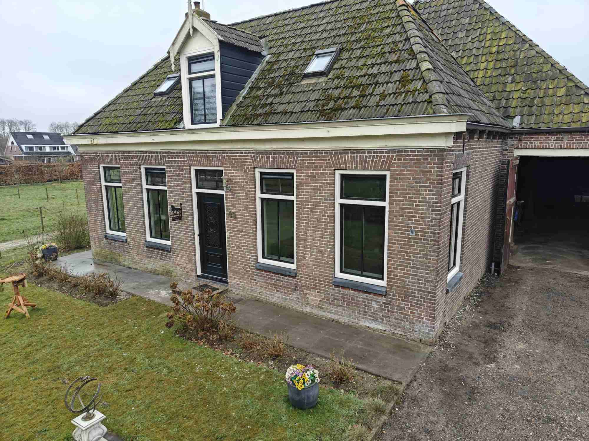 Authentieke woning in Makkinga met kunststof kozijnen in klassieke stijl en vernieuwde uitstraling