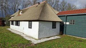 Rietgedekte woning in Waskemeer met kunststof kozijnen voor authentieke uitstraling en isolatie